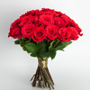 Puokštė su ryškiomis raudonomis rožėmis, gėlių pristatymas į namus Vilniuje Beatričės Gėlių Namai