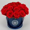 Mėlyna gėlių dėžutė su rožėmis Gėlių pristatymas į namus Vilniuje Beatričės Gėlių Namai