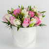 Baltai rožinė tulpių puokštė baltoje dėžutėje Gėlės į namus Vilniuje Beatričės Gėlių Namai