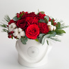 Красный зимний букет в белой коробке доставка цветов в Вильнюсе Beatričės Gėlių Namai