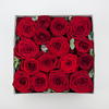 Красные розы в коробке доставка цветов и букетов в Вильнюсе Beatričės Gėlių Namai