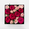 Цветочная коробочка с пионовидными розами доставка цветов и букетов в Вильнюсе Beatričės Gėlių Namai