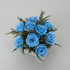 Mėlynų stabilizuotų rožių kompozicija