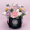 Черная цветочная коробка Fifth Avenue, доставка цветов в Вильнюсе Beatričės Gėlių Namai