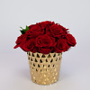 Raudonų stabilizuotų rožių kompozicija aukso spalvos keramikiniame vazone